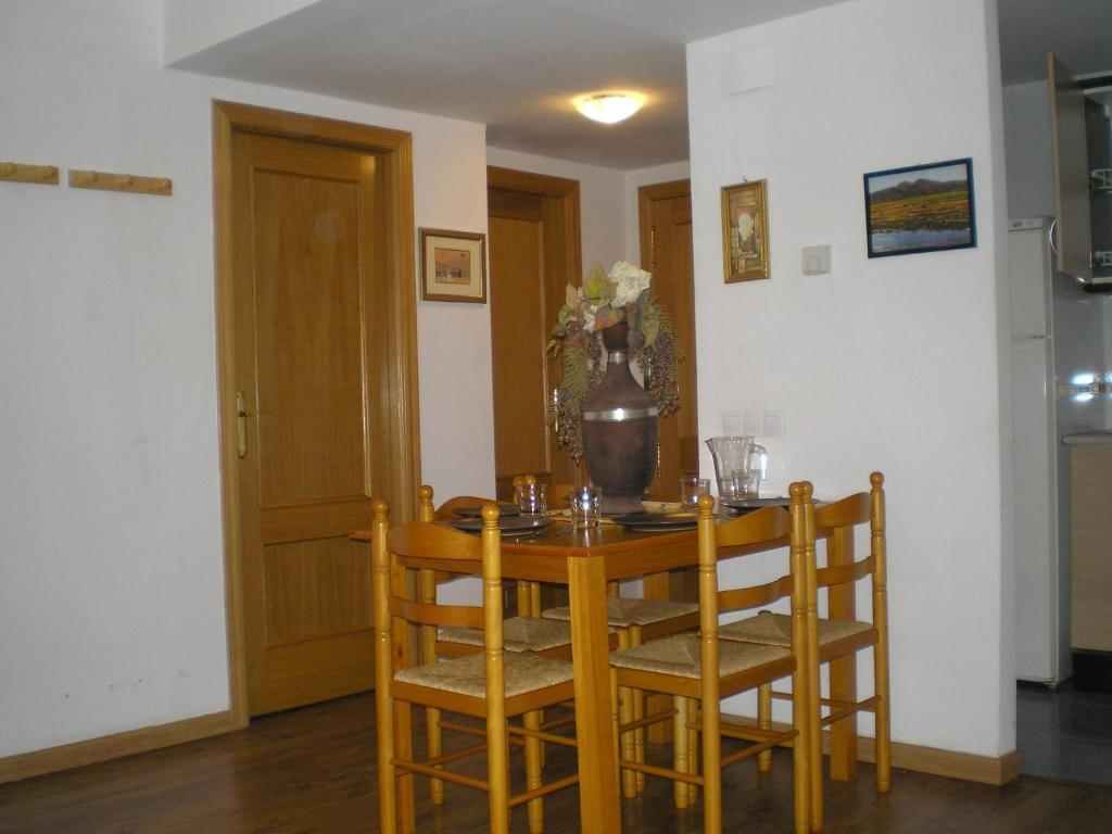 Apartamentos Turisticos Reyes Catolicos Zaragoza Rum bild